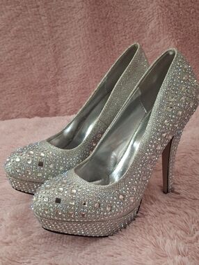 Valenti Franco Sparkling Silver Crystal Platform Stilettos  Like New  Size 7